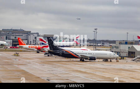 Regardant par la fenêtre de l'avion tel qu'il est dehors de taxi à l'aéroport de Gatwick sur un vol tôt le matin à Las Vegas. Banque D'Images