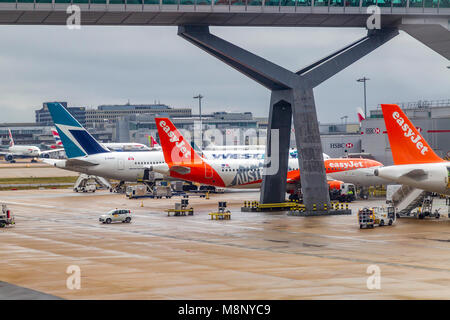 Regardant par la fenêtre de l'avion tel qu'il est dehors de taxi à l'aéroport de Gatwick sur un vol tôt le matin à Las Vegas. Banque D'Images