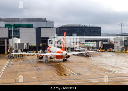 Regardant par la fenêtre de l'avion tel qu'il est dehors de taxi à l'aéroport de Gatwick sur un vol tôt le matin à Las Vegas. Banque D'Images