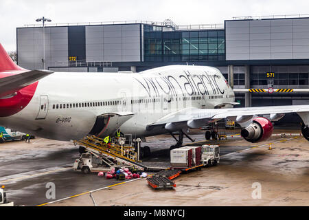 Regardant par la fenêtre de l'avion tel qu'il est dehors de taxi à l'aéroport de Gatwick sur un vol tôt le matin à Las Vegas. Banque D'Images