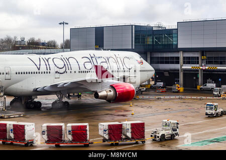 Regardant par la fenêtre de l'avion tel qu'il est dehors de taxi à l'aéroport de Gatwick sur un vol tôt le matin à Las Vegas. Banque D'Images