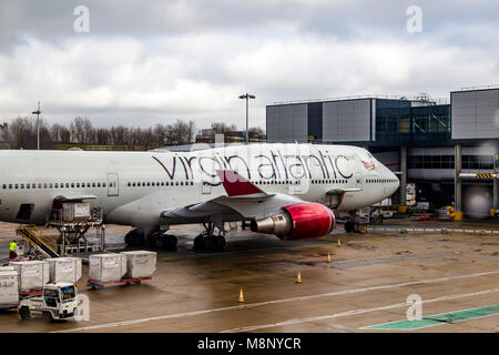 Regardant par la fenêtre de l'avion tel qu'il est dehors de taxi à l'aéroport de Gatwick sur un vol tôt le matin à Las Vegas. Banque D'Images