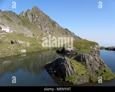 Le chalet et le lac dans la montagne Banque D'Images