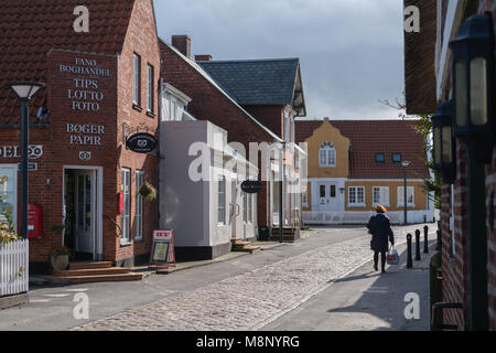 Cobble stone street dans le centre-ville, dans des maisons typiquement danois Nordby, île d'adresses importantes Tidevand Færgeruter Lufthavne Bil, Jutland, Danemark Banque D'Images
