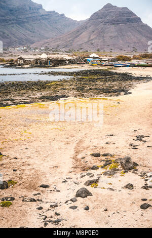 Paysage mystérieux de littoral sablonneux avec fisher village volcanique noire et montagnes en arrière-plan. Baia das Gatas. Au nord de Calhau, île de Sao Vicente Cap Vert Banque D'Images