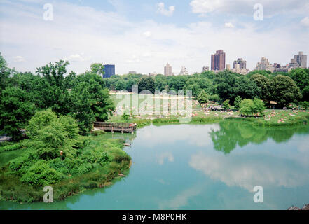 La VILLE DE NEW YORK, USA Les gens se détendre sur la pelouse de Central Park le 01/06/2010 Banque D'Images