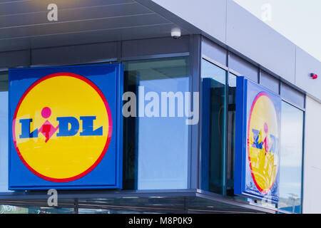 Lidl supermarché logo sur nouvelle façade magasin moderne en verre. Banque D'Images