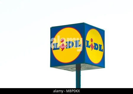 Signe de Lidl supermarché. Lidl est un Allemand de la distribution avec plus de 10 000 magasins à travers l'Europe Banque D'Images