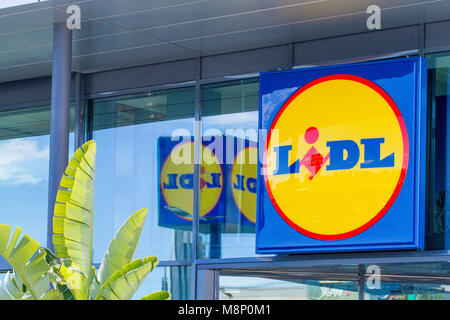 Lidl supermarché logo sur nouvelle façade magasin moderne en verre. Banque D'Images