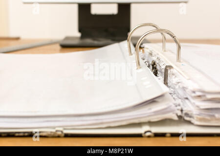 Ouvrir le dossier dossier sur table office, le moniteur de l'ordinateur en arrière-plan Banque D'Images