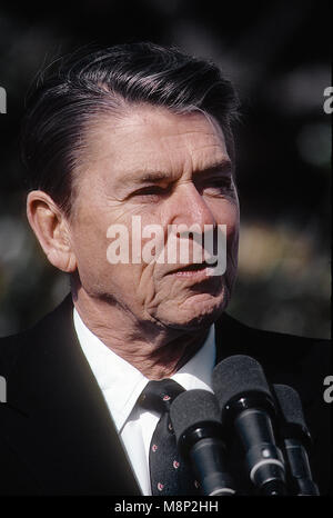 Washington, DC. USA, 16 novembre 1982, le président Ronald Reagan prononce une allocution à la cérémonie d'arrivée de l'État officiel de Ouest chancelier allemand Helmut Kolh. Sur la pelouse Sud de la Maison Blanche. Credit : Mark Reinstein/MediaPunch Banque D'Images