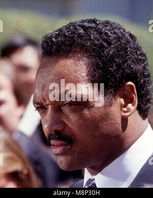 Washington, DC., USA, 30 juin 1989 Jesse Jackson parle avec les membres de la presse dans l'aile ouest entrée après avoir assisté à une célébration à l'Est avec le président George H. W. Bush marquant le 25e anniversaire de la signature de la "Civil Rights Act' Credit : Mark Reinstein/MediaPunch Banque D'Images