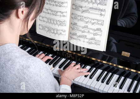 Femme joue piano - selective focus,vue latérale Banque D'Images