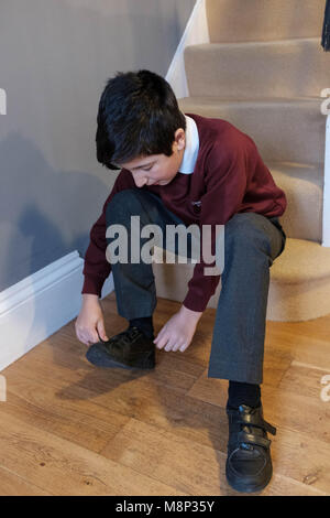 Écolier,10 ans, se préparer pour l'école le matin, Surrey, Angleterre Banque D'Images