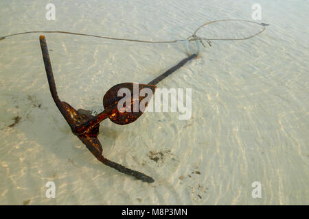 L'ancre rouillée sur la plage de Kho Rong Sanloem island, au Cambodge Banque D'Images