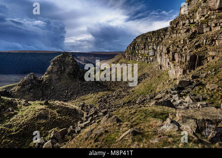 Les châteaux d'Alport a plus d'un demi kilomètre de long et sont fonction d'un glissement de terrain dans le parc national de Peak District Derbyshire, Angleterre, Royaume-Uni Banque D'Images