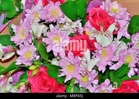 Beau printemps coloré fond floral délicat - bouquet de roses rose et blanc, des chrysanthèmes fleurs coupées Banque D'Images