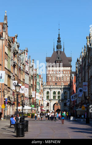 Long Lane (Ulica Długa) rue piétonne en ville Vieille Ville de Gdansk en Pologne, l'Europe, vue vers le Golden Gate et la Prison Tower Banque D'Images