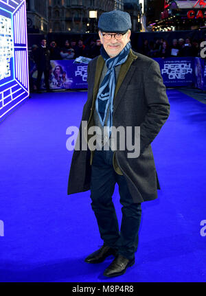 Steven Spielberg participant à la première européenne de prêt le joueur un lieu à la vue West End à Leicester Square, Londres. Banque D'Images