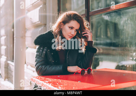 Triste Redhead Woman Sitting in Street Cafe. Lonely Girl Banque D'Images