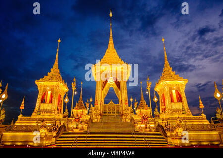 Le golden royal complexe funéraire et crématorium après la mort du roi Bhumibol Adulyadej sont illuminés de nuit Banque D'Images