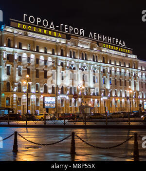 Saint-Peterburg, Russie - le 12 février 2016 : vue de la nuit de l'Hôtel Oktyabrskaya '' dans la ville de Saint-Pétersbourg Banque D'Images
