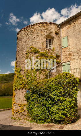 Camon, un charmant petit village de l'Ariège, est plein de roses - rose et célèbre un festival à la fin de mai chaque année. Banque D'Images