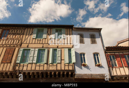 Façades à colombages à la place du Général Leclerc dans le centre de la vieille ville de Mirepoix, Ariège, Occitanie, France Banque D'Images