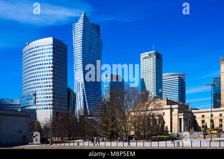 Varsovie, Mazovie / Pologne - 2018/03/19 : Vue panoramique du centre-ville de Varsovie avec le centre-ville de gratte-ciel à Emilii Plater street Banque D'Images