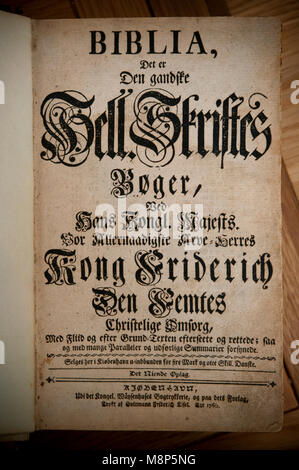 Page de titre de la bible familiale à partir de 1760. Imprimé à Copenhague pendant le règne du Roi Frederick C. Langue est danois. Banque D'Images