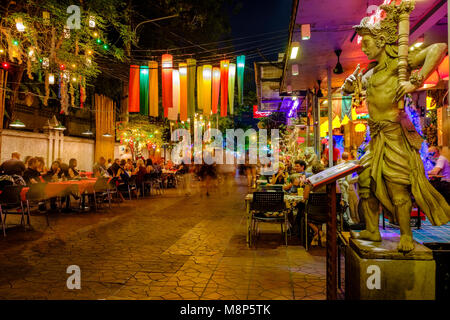 Les touristes sont assis en plein air décoration colorée restaurants à Khao San Road, celebrating new years eve Banque D'Images