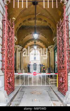 Au-dessus du foyer et les lampes à l'entrée de barrière à l'entrée du bureau des affaires étrangères et du Commonwealth sur le roi Charles Street, Westminster, Londres, Angleterre Banque D'Images