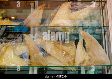 Une vitrine offrant des nageoires de requin dans le quartier chinois Banque D'Images