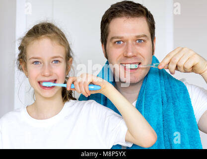 Le père et sa fille se brosser les dents dans la salle de bains. Banque D'Images