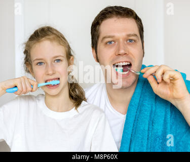 Le père et sa fille se brosser les dents dans la salle de bains. Banque D'Images