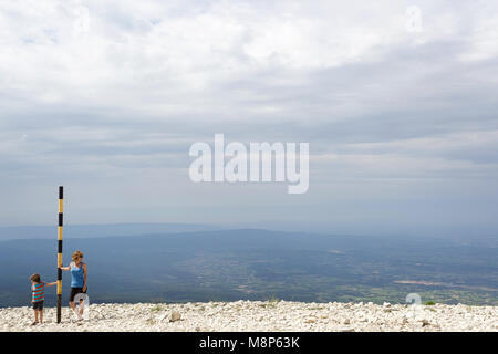 La mère et le fils debout près de la route vers le sommet du Mont Ventoux, Provence, France. Banque D'Images