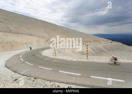 Les cyclistes grimper et descendre du haut du Mont Ventoux, Provence, France. Banque D'Images