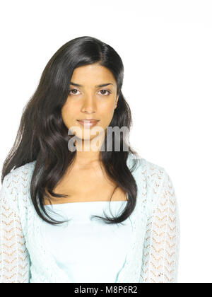 Studio portrait of young Asian woman dans la vingtaine contre fond neutre Banque D'Images