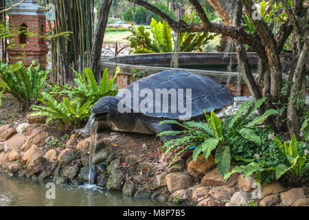 Sculpture tortue sur l'eau dans la ville antique, Bangkok, Thaïlande Banque D'Images