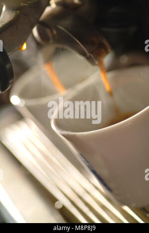 Machine à café gaggia avec deux tasses de café fumant en préparation Banque D'Images