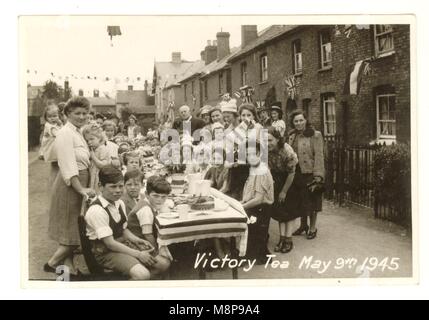 Carte postale originale de la seconde Guerre mondiale Victoire thé Street Party, 9 mai 1945, pour célébrer la fin de la deuxième Guerre mondiale, Stanstead Abbbots, East Hertfordshire, Angleterre, Royaume-Uni Banque D'Images