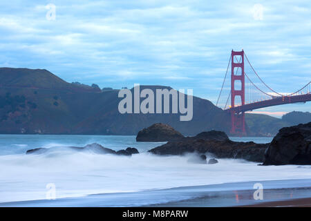 Golden Gate Bridge à partir de Baker Beach, San Francisco, California, USA Banque D'Images