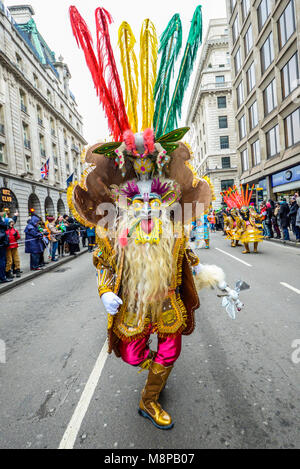 Morenada Bloque Kantuta groupe folklorique bolivienne danseurs habillés de façon extravagante dans Défilé de la Saint-Patrick Londres 2018. Les gens. Foule Banque D'Images