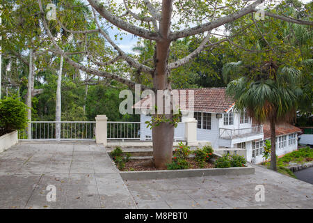 La Havane, Cuba - février 2,2017 : Finca Vigia où Ernest Hemingway a vécu de 1939 à 1960.De l'arrière de la véranda et une tour adjacente a Banque D'Images