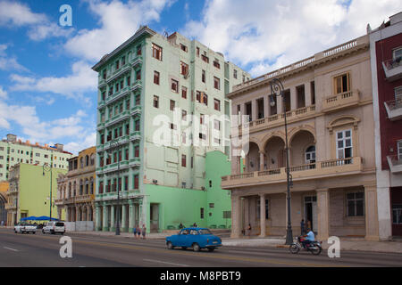 La Havane, Cuba - Janvier 21,2017 : La Havane Malecon. Le Malecon (officiellement l'Avenida de Maceo) est une vaste esplanade, chaussée et de l'érection qui s'étend sur Banque D'Images