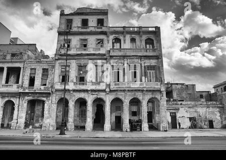 La Havane, Cuba - Janvier 21,2017 : La Havane Malecon. Le Malecon (officiellement l'Avenida de Maceo) est une vaste esplanade, chaussée et de l'érection qui s'étend sur Banque D'Images