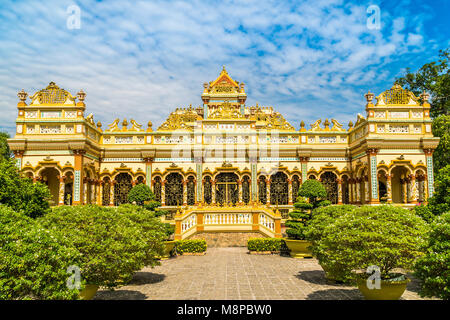 Temple Vinh Trang. Exécuter les nuages dans le ciel au-dessus de temple dans My Tho, Vietnam. Banque D'Images