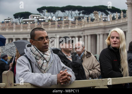 La cité du Vatican. La foule se rassembler dans la Basilique St Pierre durant le Conclave le 13 mars 2013, Cité du Vatican. Banque D'Images