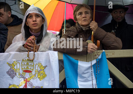 La cité du Vatican. Fidèles prient à la place Saint Pierre lors du Conclave le 13 mars 2013. La cité du Vatican. Banque D'Images