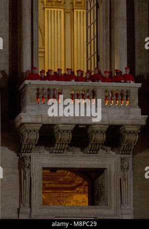 La cité du Vatican. À partir d'un regard sur les cardinaux balcon adjacent comme nouvellement élu Pape François I s'affiche sur le balcon central de la Basilique Saint Pierre. Banque D'Images